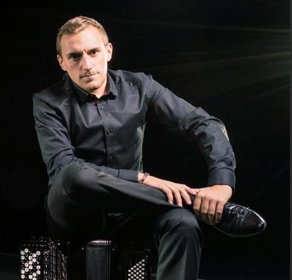 Photo de Felicien Brut assis sur son accordeon
