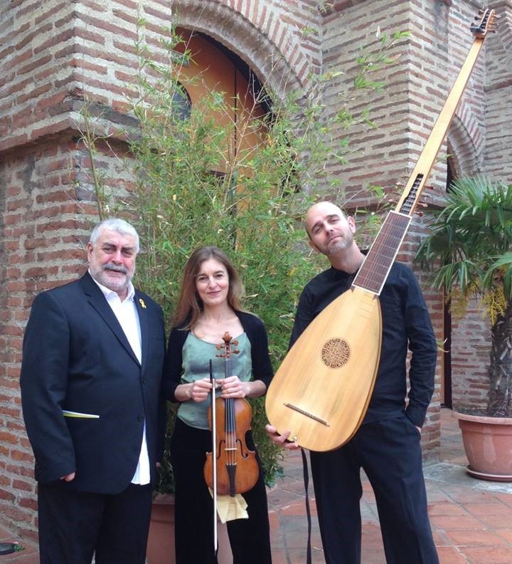 Photo des trois joueurs avec deux d'entre eux tenant leurs instruments