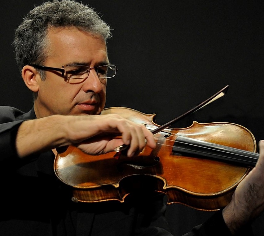 Photo de Antoine Dautry avec son violon alto