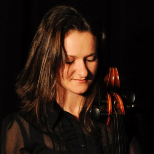Photo de Medoly Giot tenant sa violoncelle