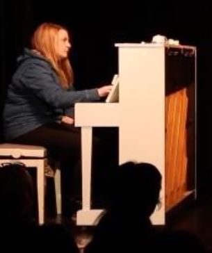 Photo de Jeanne Valee au Piano